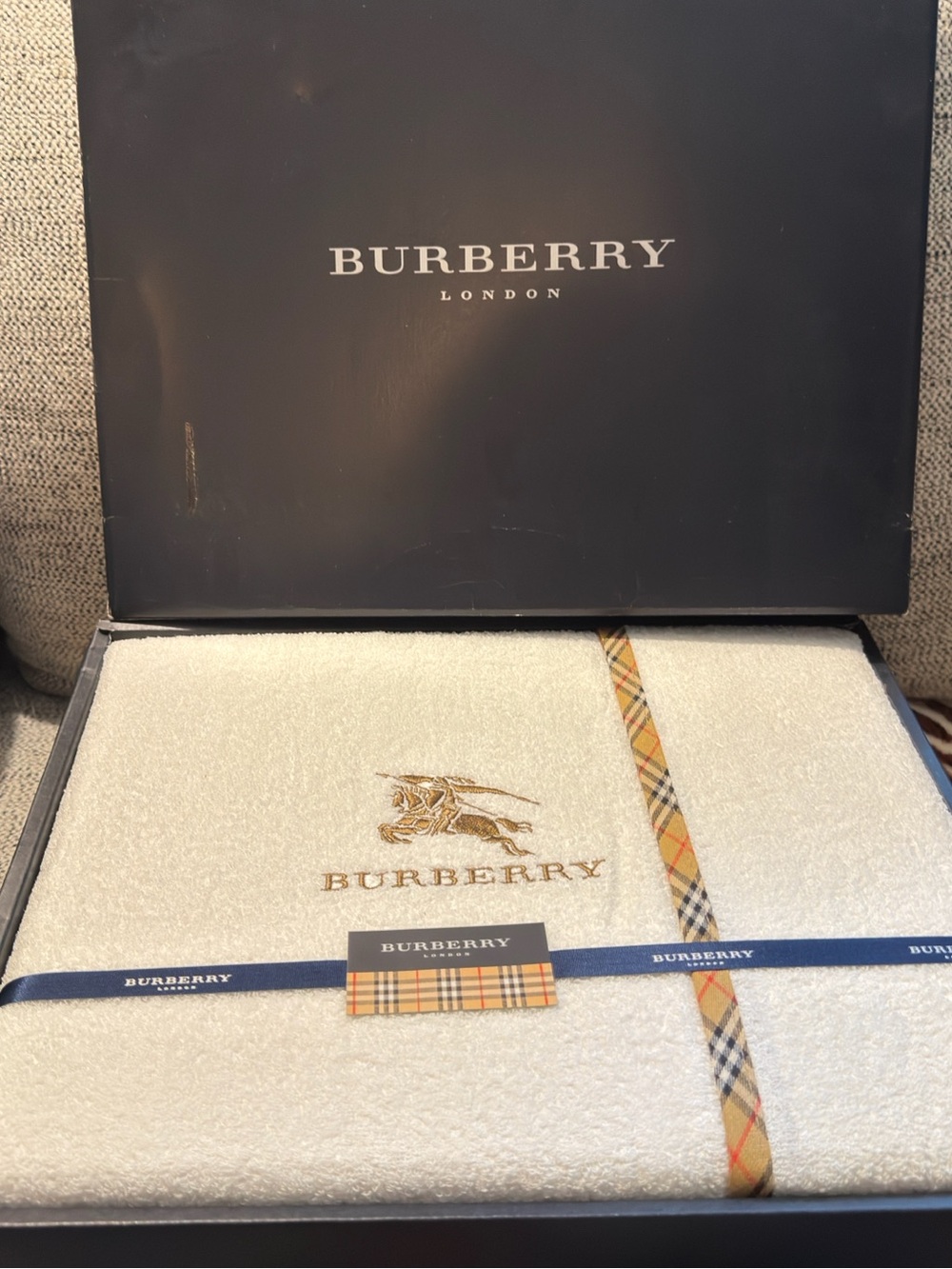 Burberry multipurpose towel / blankets